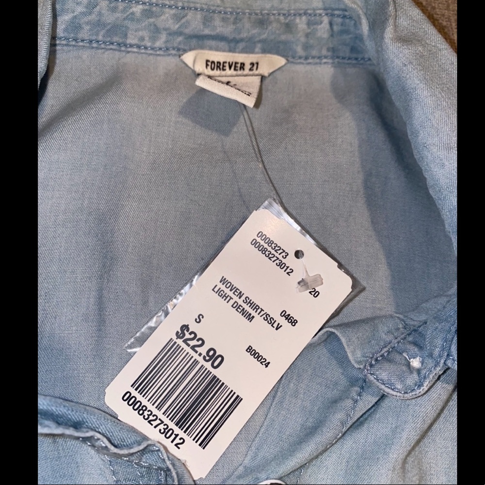 NWT Forever 21 Light Denim Button Up Size Small - Picture 3 of 6